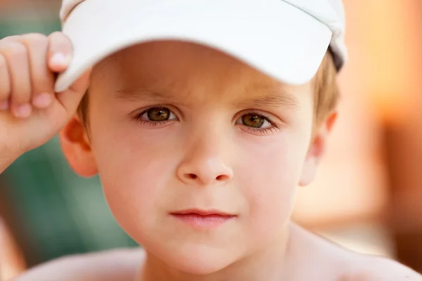 Bir çocuk beyzbol şapkası ile yakın portresi — Stok fotoğraf
