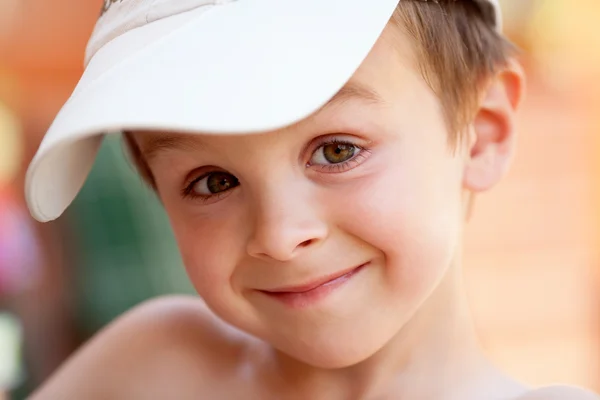 Крупний портрет хлопчика з бейсбольною шапочкою — стокове фото