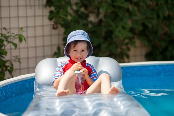 Lieve jongen, zwemmen in het grote zwembad — Stockfoto