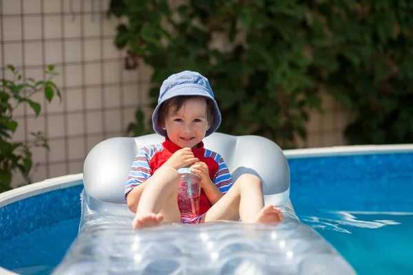 Söta lilla pojke, simma i stora poolen — Stockfoto