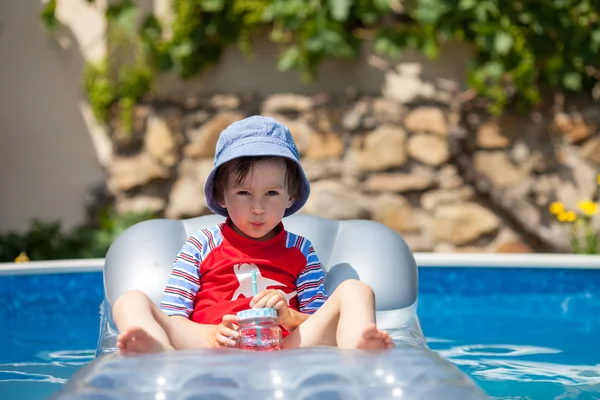 Söta lilla pojke, simma i stora poolen — Stockfoto