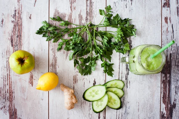 Fresh organic green smoothie with parsley, apple, cucumber, ging — Stock Photo, Image