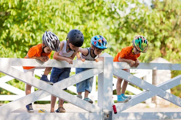 Grupo de niños, niños, montados en bicicletas y scooters, resina —  Fotos de Stock