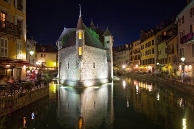 Palais de l'Isle gece Annecy - Fransa