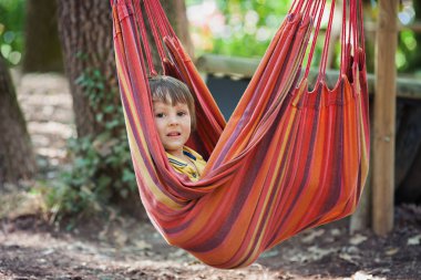 Hamakta çocuk gülüyor 