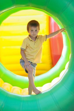 Çalışırken bir plastik silindir ringde, ful oynayan sevimli küçük çocuk