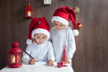 İki sevimli çocuklar, Noel Baba'ya mektup yazma