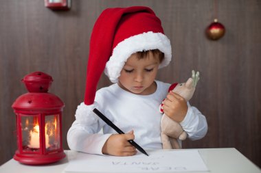 Sevimli küçük çocuk, Noel Baba'ya mektup yazma