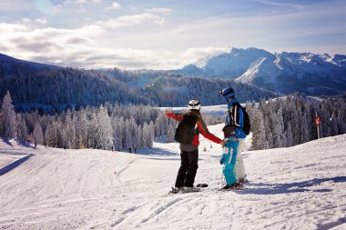 Kayak, kış giyim mutlu aile