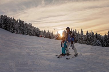 Mutlu aile, baba ve oğul, kış Giyim Kayak reso