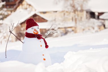 Kırmızı kıyafeti ve havuç sevimli kardan adam