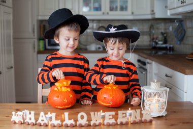 İki erkek evde, kabaklar Cadılar Bayramı için hazırlanıyor