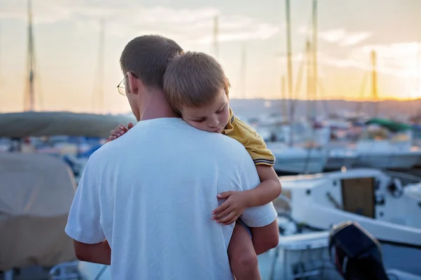 Padre, sosteniendo a su pequeño hijo, mientras duerme, disfrutando de su — Foto de Stock