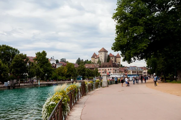 ANNECY, FRANCE, 23 Agustus 2015 Kota Annecy siang hari, bus — Stok Foto