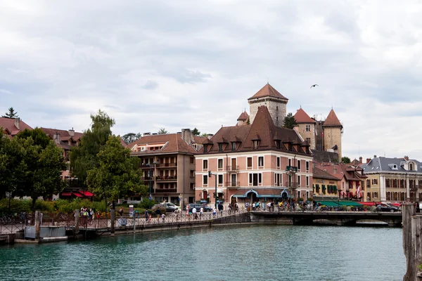 Kota Annecy siang hari, sibuk dengan orang-orang, berjalan, berlayar perahu — Stok Foto