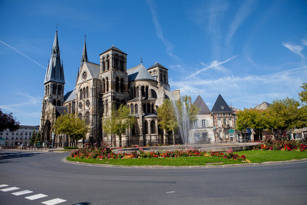 Chalons en Champagne cathedral with the fountain in front