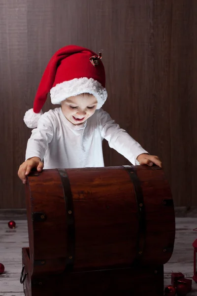 Due adorabili ragazzi, aprire la cassa di legno, luce incandescente da insi — Foto Stock