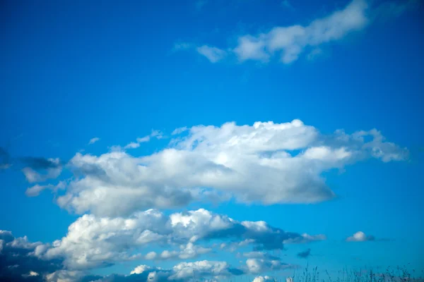 Ciel nuages texture avec arc-en-ciel, fond. Nuage de ciel dramatique — Photo