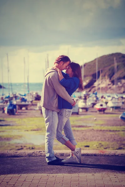 Jonge aantrekkelijke paar in de liefde, liefdesverhaal — Stockfoto