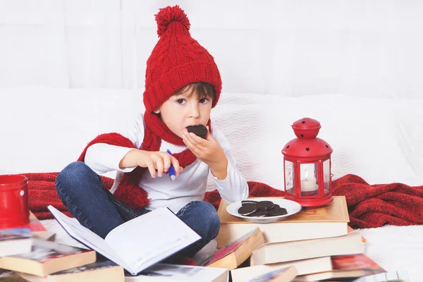 Schattige kleine jongen, kerstvakantie voorbereiden — Stockfoto