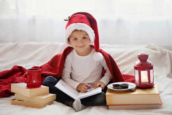 Adorable niño, preparándose para las vacaciones de Navidad —  Fotos de Stock