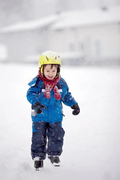 Joyeux garçon jouant dans la neige — Photo