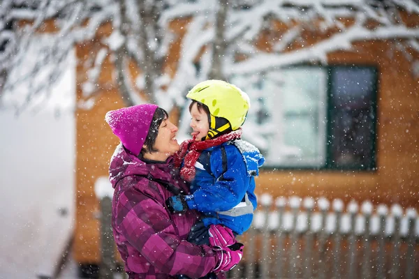 Jeune grand-mère et son petit-fils tout-petit, jouer dans le th — Photo