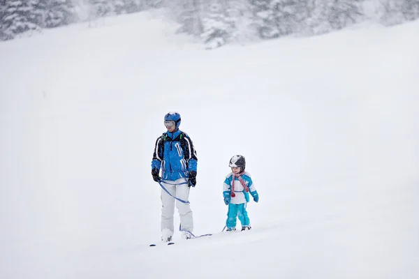 Отец и сын, катание на лыжах зимой, мальчик учится кататься на лыжах — стоковое фото