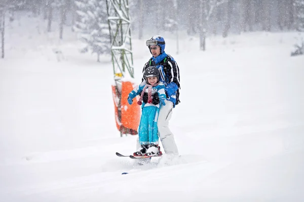 Батько і син, катаються на лижах взимку, хлопчик вчиться кататися на лижах — стокове фото