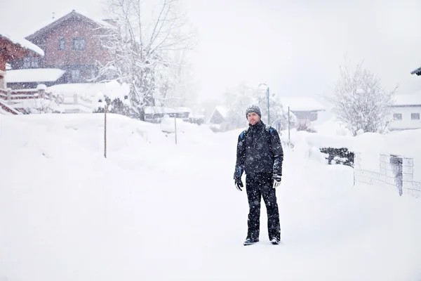 Retrato de jovem na aldeia nevada — Fotografia de Stock