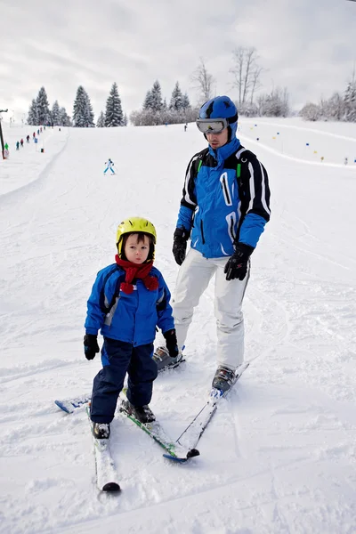 Apa és fia, síoktatás télen, a tanulás ski, megy fiú — Stock Fotó