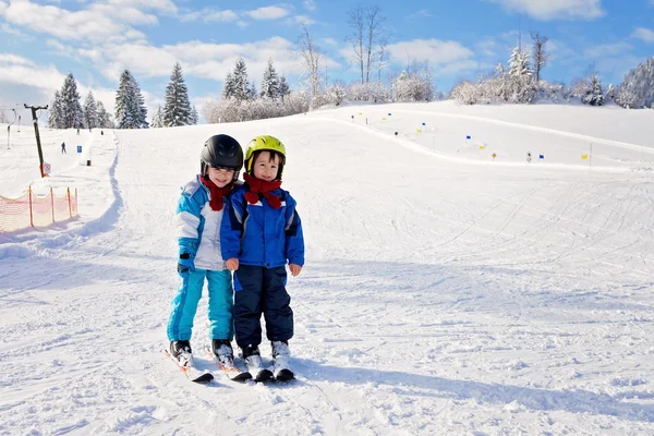 Two cute little boys, brothers, skiing on a sunny day — Stock Photo, Image