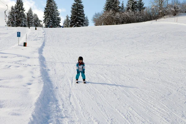 Adorable niño pequeño con chaqueta azul y un casco, esquí — Foto de Stock