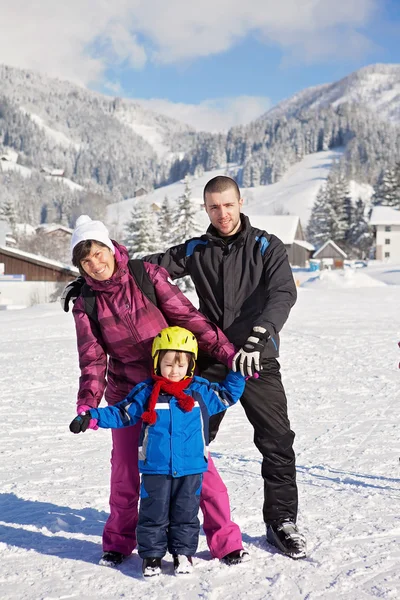 Ritratto di tre generazioni - nipote e nipote su un — Foto Stock