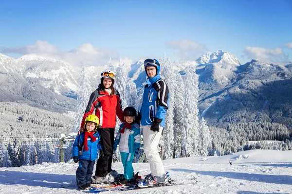 Group of young beautiful people, adults and kids, skiing — Stock Photo, Image