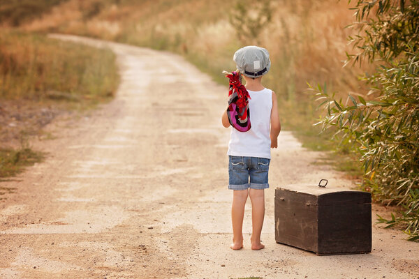 Милые маленькие мальчики, держащие связку, кушающие хлеб и улыбающиеся, ва
