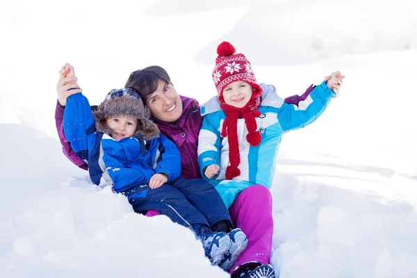 Avó e seus netos, construindo e brincando com sno — Fotografia de Stock