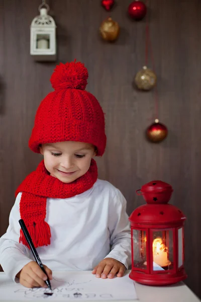 Aranyos kisfiú, Santa levél írása — Stock Fotó