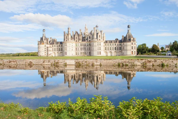 Το Chateau de Chambord, Βασιλική μεσαιωνικό γαλλικό κάστρο με reflectio — Φωτογραφία Αρχείου