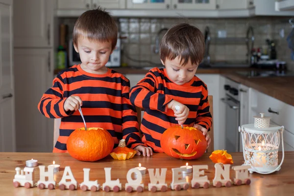 Two boys at home, preparing pumpkins for halloween — Stock Photo, Image