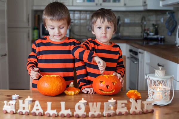 Dwóch chłopców w domu, przygotowanie dynie na halloween — Zdjęcie stockowe