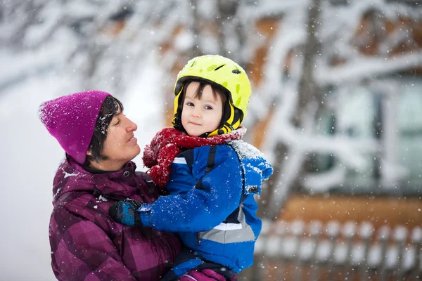 Fiatal nagymama és kis kisgyermek unokájával, játszik a th — Stock Fotó