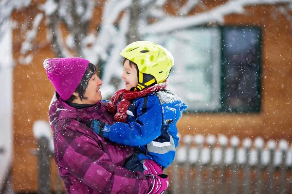 Fiatal nagymama és kis kisgyermek unokájával, játszik a th — Stock Fotó