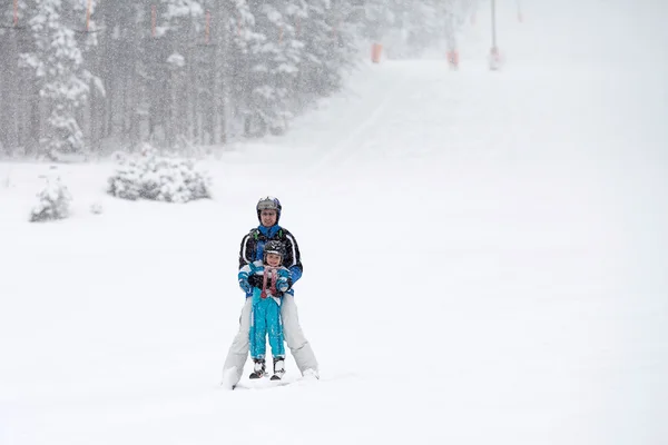 Far och son, skidåkning på vintern, pojke att lära sig åka skidor — Stockfoto