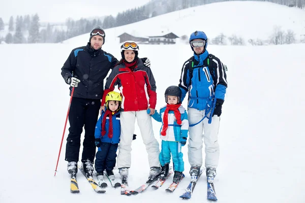 Groep van jonge mooie mensen, volwassenen en kinderen, Skiën — Stockfoto