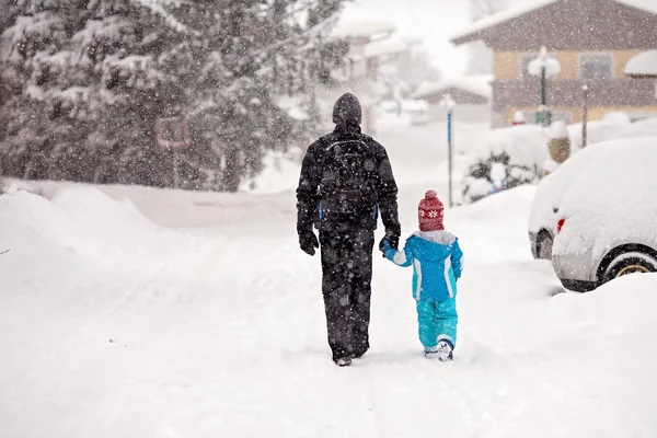 Giovani padre e figlio, camminando mano nella mano per la strada — Foto Stock