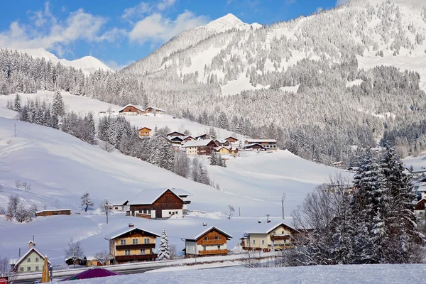 Mountain ski resort i Österrike - natur och idrott bakgrund — Stockfoto