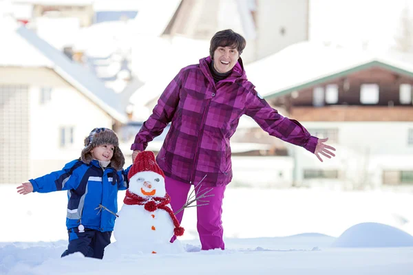 Nonna e i suoi nipoti, costruiscono e giocano con il sno — Foto Stock