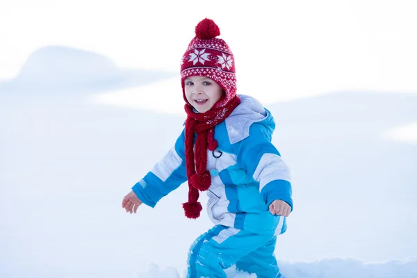 Enfant heureux, courant dans la neige, hiver — Photo