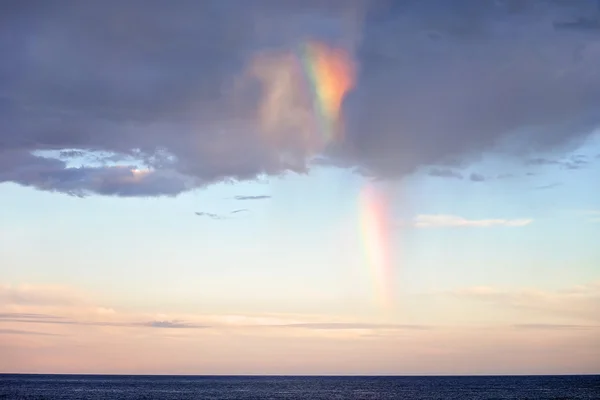 Céu nuvens textura com arco-íris, fundo. Nuvem de céu dramática — Fotografia de Stock